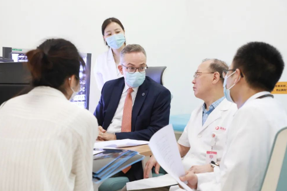 門診、查房、學術交流……全美排名第一的妙佑醫(yī)療國際專家團隊參與“首屆國際醫(yī)學高峰論壇”國際診療日活動
