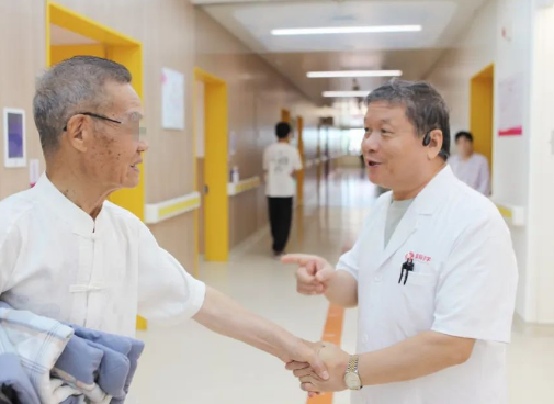 大醫(yī)之道 | 賈宗良：穿上白大褂，患者永遠(yuǎn)都是第一位