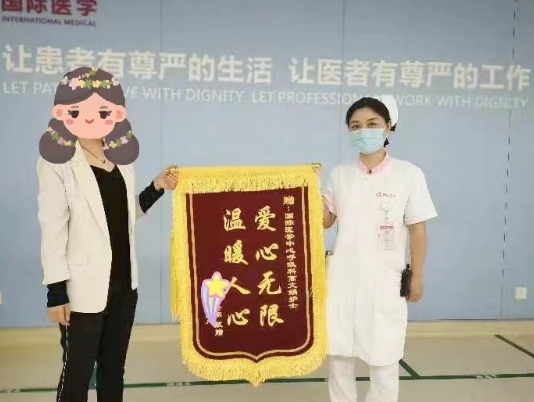 點(diǎn)贊正能量！95后護(hù)士救下走失老人 暖心一扶顯大愛(ài)