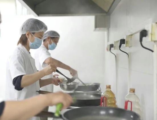 灶火燃起時(shí)，醫(yī)院飄出“家的味道”