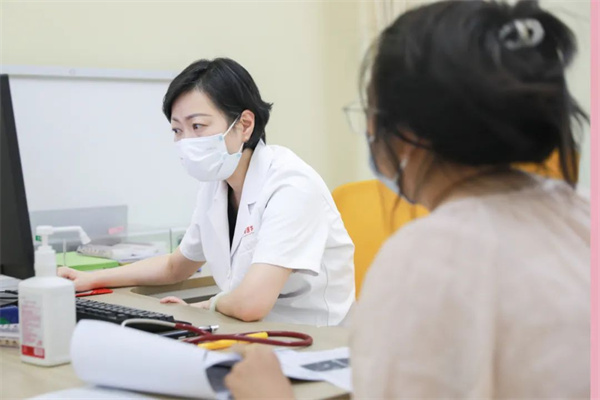 生長發(fā)育、視力矯治、泌尿外科……暑假未到，兒科門診已排起長隊