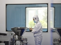 不負(fù)秋日好時(shí)光 ，亞歐廠里生產(chǎn)忙， 機(jī)器轟鳴干勁足，熱火朝天普新章！